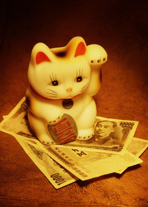 Japanese Good Fortune Cat and Japanese Yen