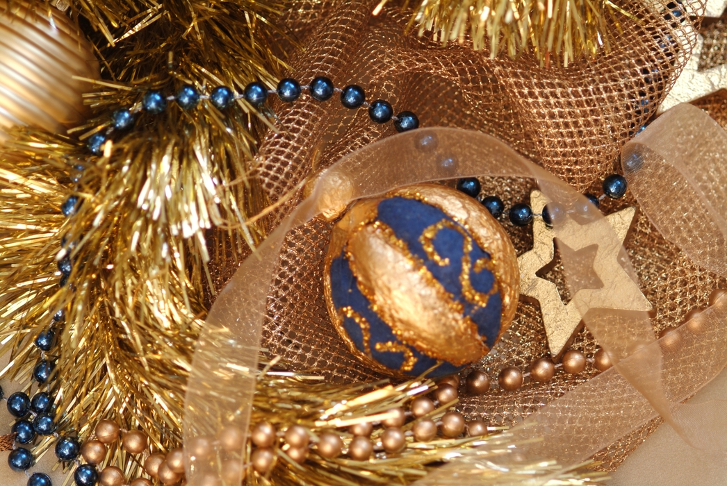 Christmas Ornaments: Gold Star and Ball Decoration